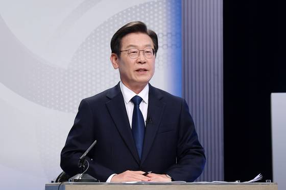 인천 계양구을 재·보궐 선거에 출마한 더불어민주당 이재명 후보가 25일 오후 경기도 부천시 OBS경인TV 스튜디오에서 열린 계양구 선거관리위원회 주관 '국회의원 보궐선거 계양구을선거구 후보자 토론회'에서 토론을 준비하고 있다. 〈사진=연합뉴스〉