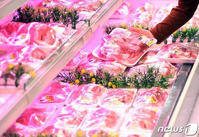 25일 서울 한 대형마트 정육매장에서 시민들이 돼지고기를 살펴보고 있다. 한국은행에 따르면 4월 축산물과 수산물 물가는 전월 대비 각각 7.4%, 2.6% 올랐다. 돼지고기가 무려 28.2% 올라 가장 많이 오른 품목으로 집계됐다. 2022.5.25/뉴스1 © News1 송원영 기자