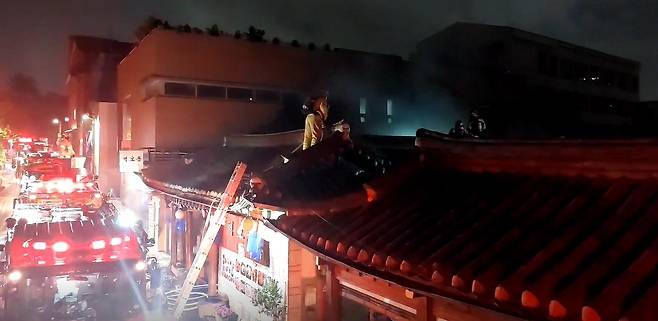 (서울=뉴스1) 이비슬 기자 = 25일 오후 11시44분쯤 서울 종로구 안국동의 한 식당에서 원인을 알 수 없는 화재가 발생해 1시간45분 만에 완진됐다. (종로소방서 제공) © 뉴스1
