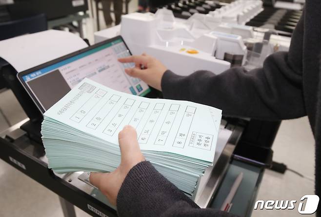 제8회 전국동시지방선거를 보름 앞둔 17일 오후 제주선거관리위원회 소회의실에서 직원들이 투표지분류기 모의시험을 하고 있다. 2022.5.17/뉴스1 © News1 오현지 기자