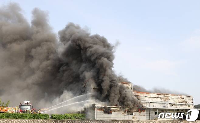 경기 양평군 강사면의 한 식품공장에서 불이 났다.(양평소방서 제공)© 뉴스1