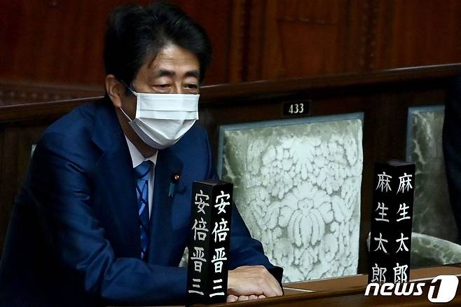 아베 신조 전 일본 총리가 10일 (현지시간) 도쿄 중의원의 총리 선출 회의에 참석을 하고 있다. © AFP=뉴스1 © News1 우동명 기자