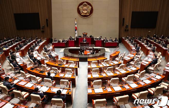 추경호 국무총리 직무대행(부총리 겸 기획재정부 장관)이 19일 서울 여의도 국회에서 열린 제397회 국회 임시회 제1차 예산결산특별위원회 전체회의에서 추경안 제안 설명을 하고 있다. (공동취재) 2022.5.19/뉴스1 © News1 유승관 기자