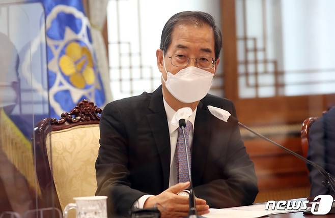 한덕수 국무총리가 24일 서울 종로구 세종대로 정부서울청사에서 열린 규제혁신장관회의에서 모두발언을 하고 있다. 2022.5.24/뉴스1 © News1 김명섭 기자