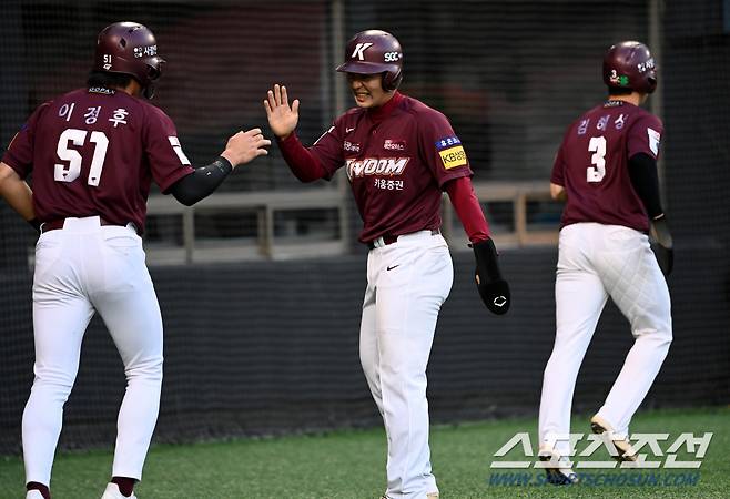 3회초 1사 만루 키움 송성문의 3타점 2루타�� 득점에 성공한 김휘집 김혜성 이정후가 기쁨을 나누고 있다. 잠실=허상욱 기자wook@sportschosun.com/2022.05.26/