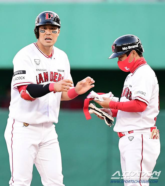 26일 인천 SSG랜더스필드에서 KBO리그 SSG와 롯데의 경기가 열렸다. 1회 SSG 한유섬이 1타점 2루타를 날렸다. 하이파이브를 나누고 있는 한유섬. 인천=송정헌 기자songs@sportschosun.com/2022.05.26/
