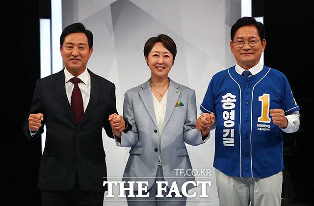 오세훈 국민의힘, 권수정 정의당, 송영길 더불어민주당 6·1 지방선거 서울특별시장 후보(왼쪽부터)가 26일 오후 서울 마포구 상암 MBC스튜디오에서 서울특별시장선거 후보자 토론회에 앞서 기념촬영을 하고 있다. /국회사진취재단