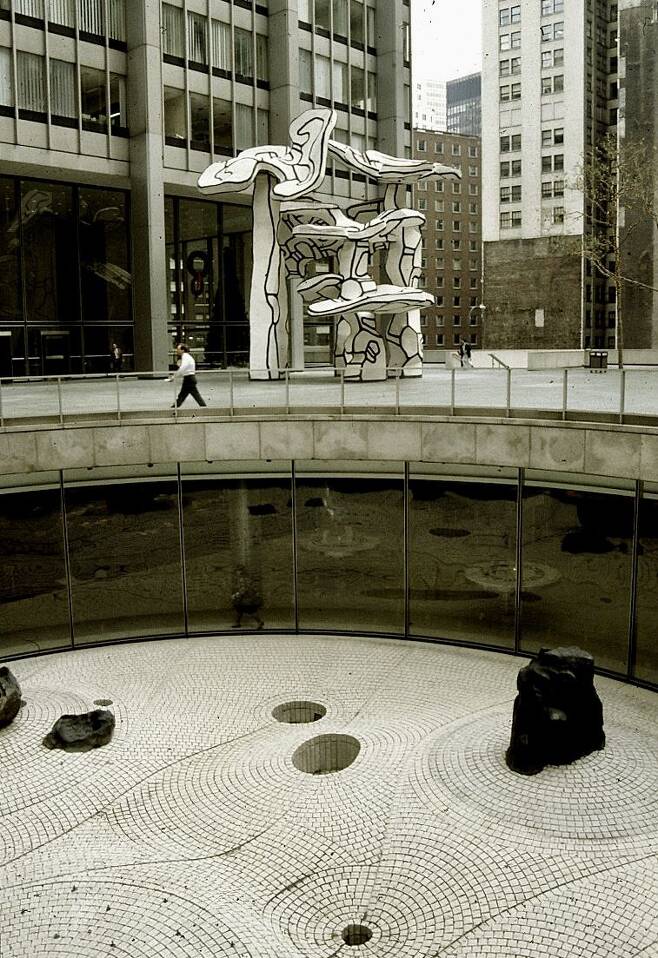 세계적인 조각가 이사무 노구치의 작품으로 도심 속에 명상적 공간을 제공하고 있다./박진배 뉴욕 FIT 교수, 마이애미대학교 명예석좌교수