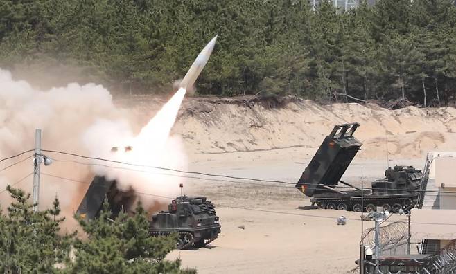 북한이 미사일 발사에 대응해 미군이 ATACMS(에이테킴스) 지대지미사일이 발사하는 모습. /합동참모본부 제공
