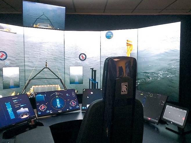 삼성중공업 원격관제센터에서 시험 선박에 장착된 카메라를 통해 해상 상황을 확인하고 있다.