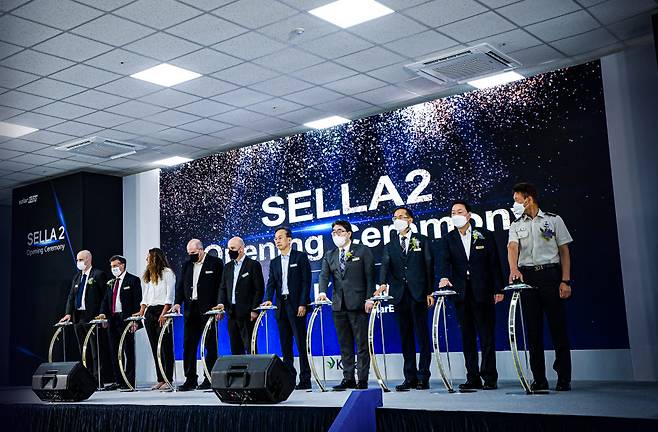 25일 코캄 배터리 공장 셀라(Sella)2 완공식에서 지비 란도 솔라엣지 CEO(왼쪽 네번째부터), 로넨 페이어 코캄 공동대표, 정세웅 코캄 공동대표, 성일홍 충북도 경제부지사 등이 기념촬영했다.