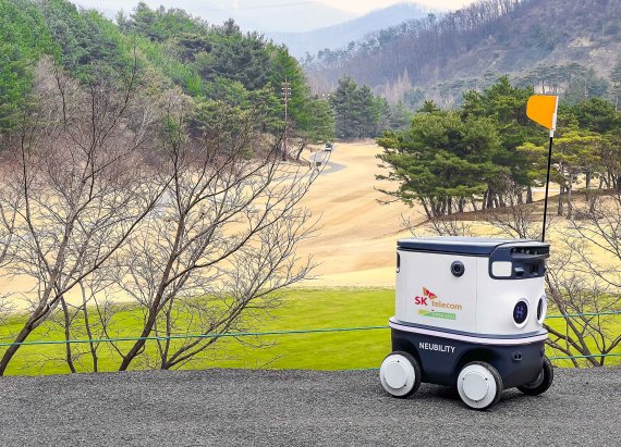 SK텔레콤이 AI서비스를 접목한 국내 대표 남자 골프대회 ‘SK텔레콤 오픈 2022’가 6월2일부터 나흘간 제주 핀크스GC에서 개최된다. 핀크스GC에서 물과 음료를 배달하며 색다른 볼거리를 제공할 자율주행 배송 로봇 ‘뉴비’. SK텔레콤 제공