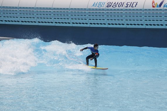 경기도 시흥 웨이브파크 리프존에서 서핑을 즐기는 서퍼 / 한국관광공사 제공