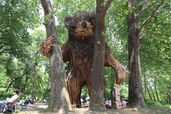 가로수 가지치기를 통해 생겨난 잔가지로 제작된 그롤라 곰(Grolar Bear).