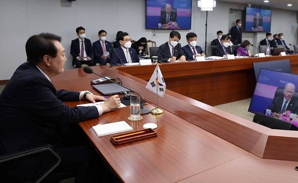 윤석열 대통령이 23일 서울 용산구 대통령실 청사에서 인도태평양 경제프레임워크(IPEF) 고위급 화상회의에 참석하고 있다. (사진=제20대 대통령실)