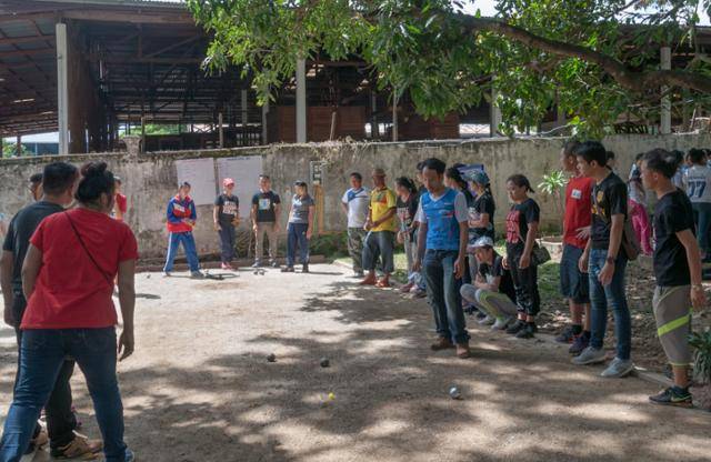 2017년 8월 라오스 시민들이 마을 공터에 모여 페탕크 경기를 즐기고 있다. 라오스 여행 블로그 '국경없는 삶' 캡처