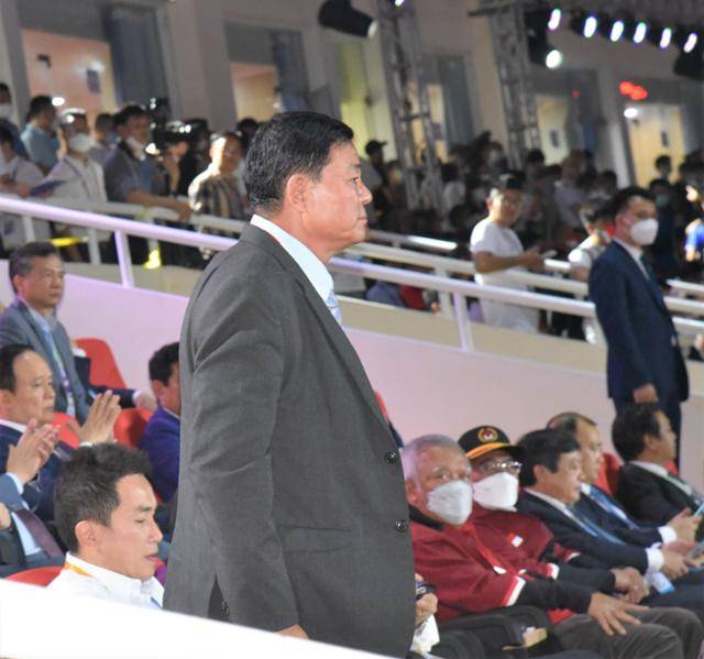 12일 베트남 수도 하노이의 미딩 국립경기장에서 열린 제31회 동남아시안게임 개막식에 미얀마 대표로 초청받은 미오 흘라잉 체육교육부 부장관이 귀빈 호명 순서에서 자신의 이름이 불리자 자리에서 일어나고 있다. 하노이=정재호 특파원