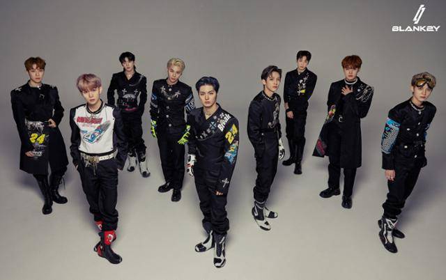 그룹 블랭키(BLANK2Y)가 데뷔 앨범 발매 하루 만에 3만 장이 넘는 판매고를 올리며 실시간 음반 차트 1위에 올랐다. 키스톤엔터테인먼트 제공