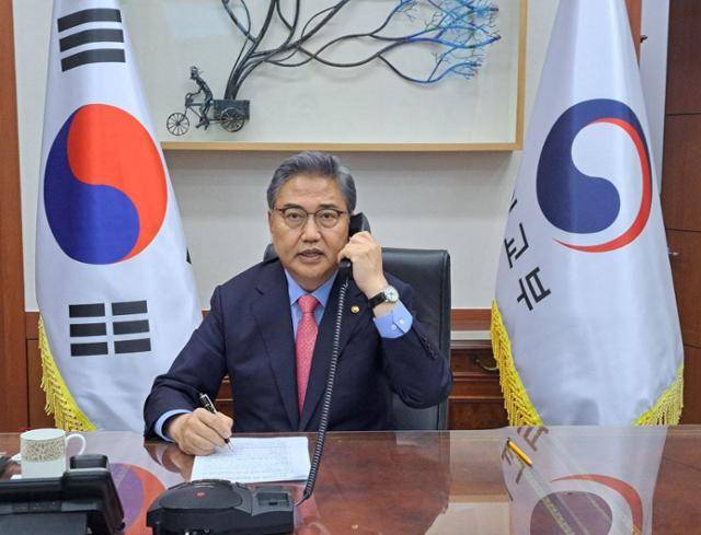 박진 외교부 장관이 25일 오후 하야시 요시마사 일본 외무장관과 통화하며 북한의 탄도미사일 발사에 대한 대응을 논의하고 있다. 외교부 제공