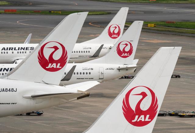 6일 일본 도쿄 하네다국제공항에 일본항공 여객기가 줄지어 주기되어 있다. 도쿄=EPA 연합뉴스