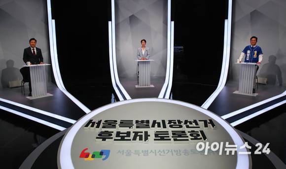 6.1 지방선거 서울시장 후보들이 26일 서울 상암 MBC스튜디오에서 열린 서울특별시장 선거 후보자 토론회에 앞서 리허설을 하고 있다. 왼쪽부터 국민의힘 오세훈 후보, 정의당 권수정 후보, 더불어민주당 송영길 후보. [사진=국회사진취재단]