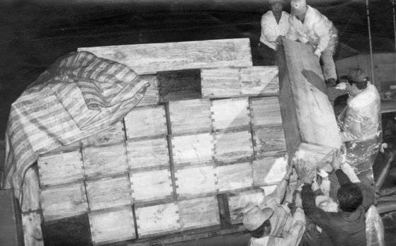 우순경 사건 발생 직후 다수의 사망자를 수습하기 위해 트럭에 실린 관을 옮기는 모습. [중앙포토]