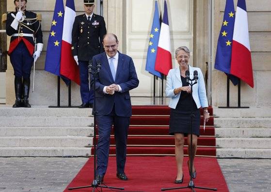 지난 16일 파리의 총리 공관인 마티뇽. 신임 총리 엘리자베트 보른(오른쪽)이 전임자 장 카스텍스와 이취임식을 위해 걸어 나오고 있다. [EPA=연합뉴스]