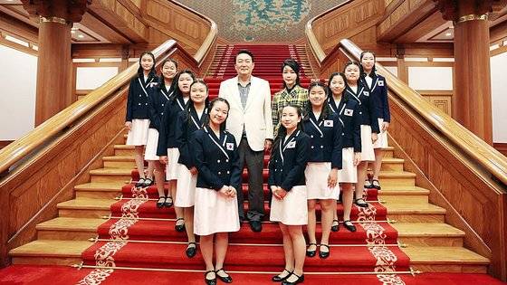 지난 22일 청와대에서 개최된 KBS '열린음악회' 관람을 위해 청와대를 찾은 윤석열 대통령과 김건희 여사. 강신업 변호사 페이스북