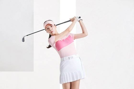 강다나 프로골퍼는 여름철 골프복장으로 시원한 원단에 땀이 빨리 마르는 소재의 의류를 추천했다. [사진 빈폴골프]