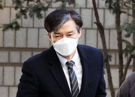 조국 전 법무부 장관이 지난 1월 14일 오전 서울 서초동 서울중앙지법에서 열리는 자녀 입시비리 속행 공판에 출석하고 있다. 연합뉴스