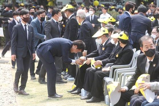 국민의힘 이준석 대표가 23일 오후 경남 김해시 진영읍 봉하마을에서 열린 노무현 전 대통령 서거 13주기 추도식에 참석해 문희상 전 국회의장과 인사하고 있다. 연합뉴스