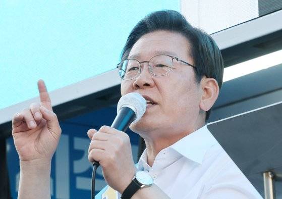 더불어민주당 이재명 인천계양을 국회의원 후보 겸 총괄선대위원장이 26일 오후 인천 부평구 부평역 앞에서 열린 집중유세에서 지지를 호소하고 있다. 연합뉴스