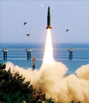 우리 군은 25일 북한의 미사일 도발 직후 ‘현무-2’ 지대지미사일을 강원 강릉 일대에서 동해상으로 발사했다. /합동참모본부 제공