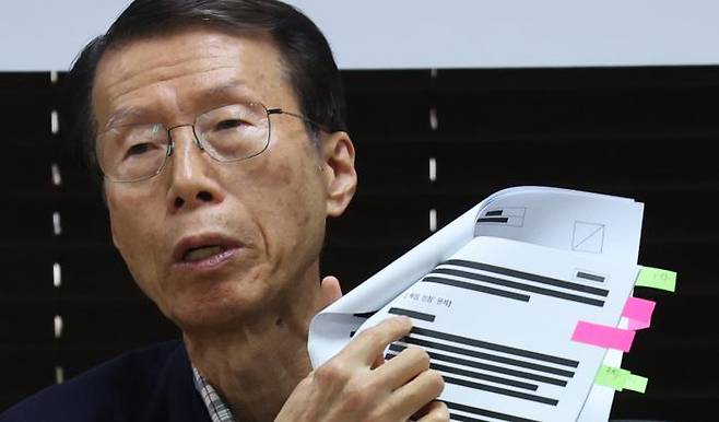 26일 서초동 \'한반도 인권과 통일을 위한 변호사 모임(한변)\' 사무실에서 김태훈 명예회장이 2015년 위안부 합의 관련 외교부와 윤미향 의원(당시 정대협 대표)의 면담 내용 공개 기자회견을 하고 있다. 연합뉴스