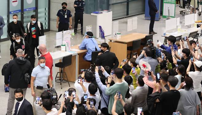 북새통 많은 축구팬들이 26일 인천국제공항 입국장에서 브라질의 네이마르가 나오자 휴대전화로 사진을 찍고 있다. 연합뉴스