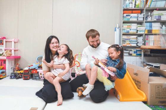 Anastasia, a Koryoin Ukrainian, with her husband Roman and her two daughters at the Koryoin Cultural Center in Incheon, Gyeonggi, Monday. Anastasia and her family arrived in Korea in March. [KIM KYUNG-ROK]