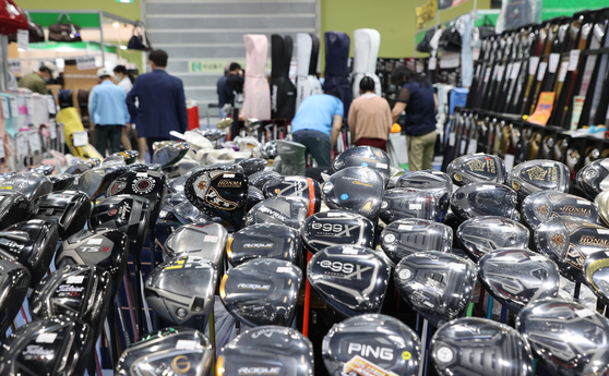 Visitors browse golf products at the 2022 Golf Show held at the Setec convention center in Gangnam District, southern Seoul, on Thursday. The Golf Show, which will be held in other regions in Korea as well, began on Thursday and will run in Seoul through Sunday. [YONHAP]