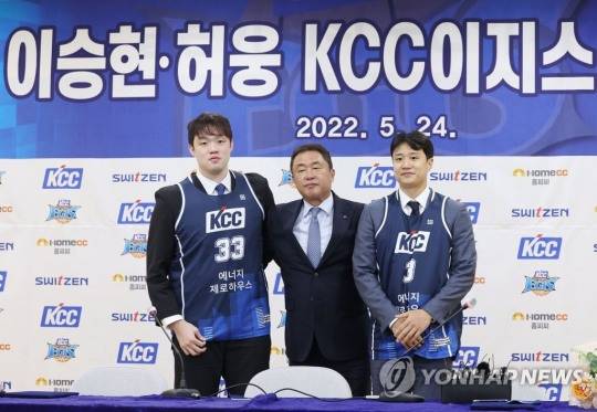 지난 24일 오후 서울 서초구 KCC 본사에서 열린 이승현과 허웅의 KCC이지스 입단식에서 유니폼을 입은 이승현(왼쪽부터), 전창진 감독, 허웅이 기념촬영하고 있다.[연합뉴스]