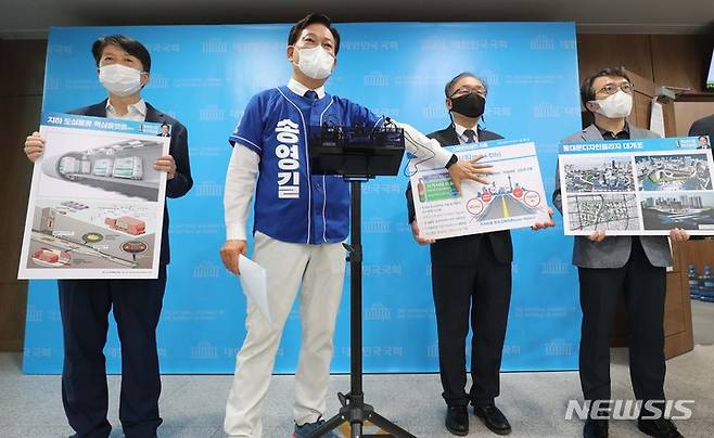 [서울=뉴시스] 김선웅 기자 = 송영길 더불어민주당 서울시장 후보가 26일 서울 여의도 국회 소통관에서 서울 대개조 공약 발표를 하고 있다. (공동취재사진) 2022.05.26. photo@newsis.com