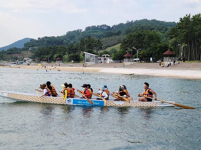 여수시 웅천친수공원에서 시민과 관광객을 대상으로 해양레포츠 무료 체험이 진행되고 있다. *재판매 및 DB 금지