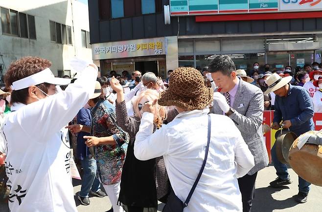 김주수 의성군수 후보의 안계시장 선거유세 현장에서 지지자들이 춤을 추고 있다. 김주수후보선거사무소 제공 *재판매 및 DB 금지