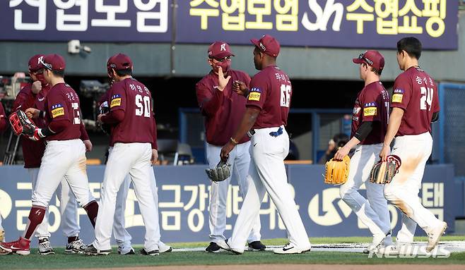 [서울=뉴시스] 이영환 기자 = 17일 오후 서울 송파구 잠실야구장에서 열린 2022 KBO리그 두산 베어스와 키움 히어로즈의 경기, 6대2로 승리를 거둔 키움 홍원기 감독이 푸이그 등 선수들을 격려하고 있다. 2022.04.17. 20hwan@newsis.com