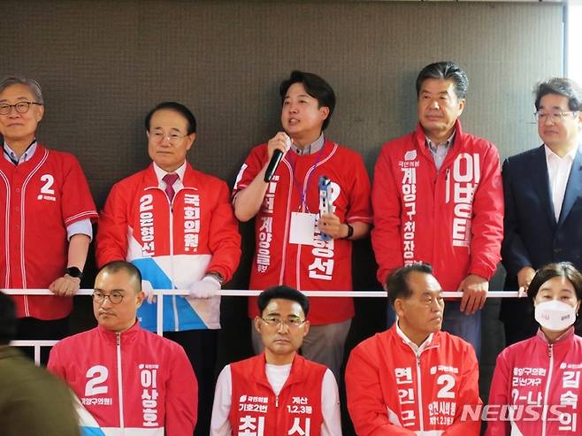 [인천=뉴시스] 김동영 기자 = 국민의힘 이준석 대표 겸 상임선대위원장이 26일 오후 인천 계양구 계양구청 인근 먹자골목을 찾아 시민들에게 6·1 계양을 국회의원 보궐선거에 출마한 윤형선 후보의 지지를 호소하고 있다. 2022.05.26. dy0121@newsis.com