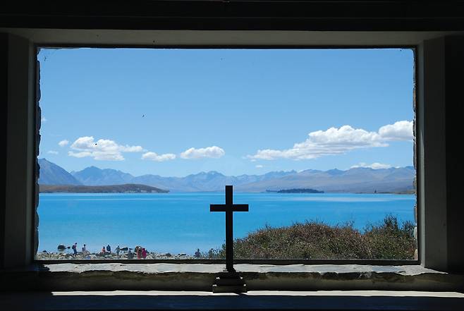 놀랄 만큼 아름다운 청록색의 테카포호수와 서던 알프스의 풍경이 선한 목자 교회 제단 창문의 프레임에 담겨 있다.