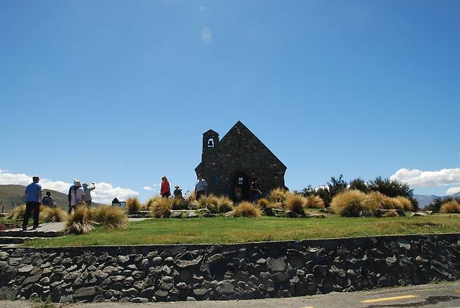 테카포 호숫가에 자리한 돌로 만든 소박한 모습의 선한 목자 교회, 뉴질랜드에서 가장 아름다운 교회이다.