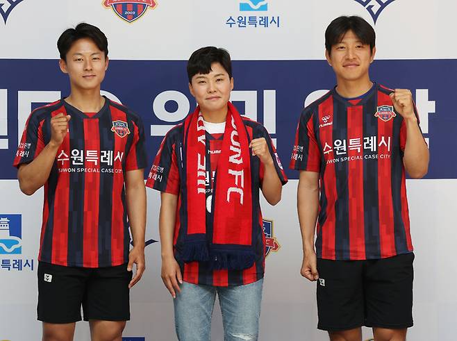 26일 오후 경기도 수원시청에서 열린 지소연(가운데)의 수원 FC 위민 입단 기자회견에 응원차 참석한 수원 FC 남자팀 소속 이승우(왼쪽)와 박주호. 수원=연합뉴스