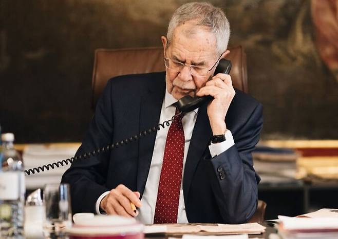 알렉산더 판데어벨렌 오스트리아 대통령. 그는 25일(현지시간) 사울리 니니스퇴 핀란드 대통령과 통화한 뒤 SNS를 통해&nbsp;“오스트리아와 핀란드는 다르다”면서도&nbsp;“우리의 중립은 당연한 것으로 받아들여질 수 없다”고 밝혔다.&nbsp;판데어벨렌 대통령 SNS 캡처