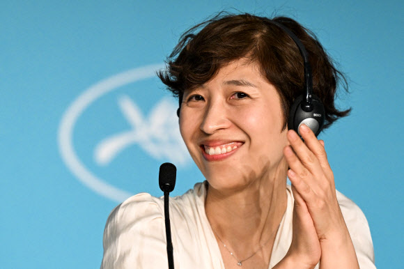 지난 24일(현지시간) 열린 영화 ‘헤어질 결심’ 공식 기자회견에서 정서경 작가가 참석해 미소를 짓고 있다. AFP 연합뉴스