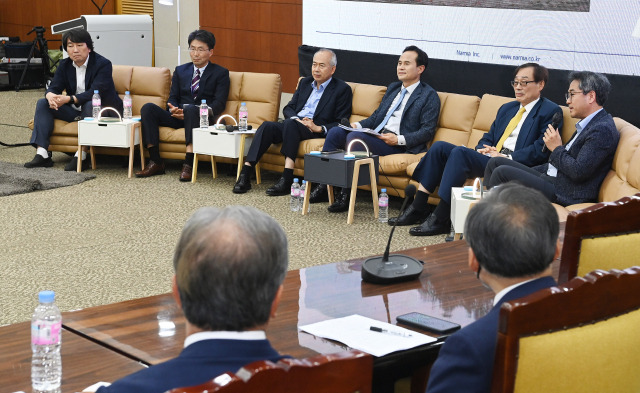 권기정(오른쪽) ㈜나르마 대표와 류장수 AP위성 회장, 고광본 서울경제신문 선임기자, 황철주 주성엔지니어링 회장, 임하영 KARI 예비창업자, 김대관 달탐사사업단장이 24일 대전 한국항공우주연구원(KARI)에서 열린 '제1회 국가연구소 기업가정신 토크콘서트' KARI편에서 KARI 연구자와 원내외 벤처 스타트업, 석박사 학생 등 참석자들과 자유 토론을 하고 있다.