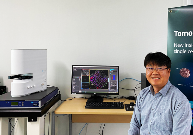홍기현 토모큐브 대표가 대전 유성구에 있는 연구실에서 홀로그래피 현미경(왼쪽)을 소개하고 있다. 사진 제공=토모큐브
